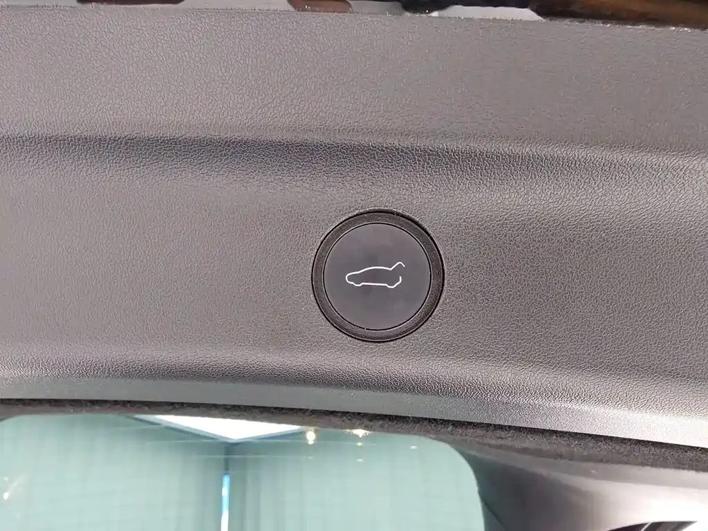 Tesla Model Y — миниатюра 12