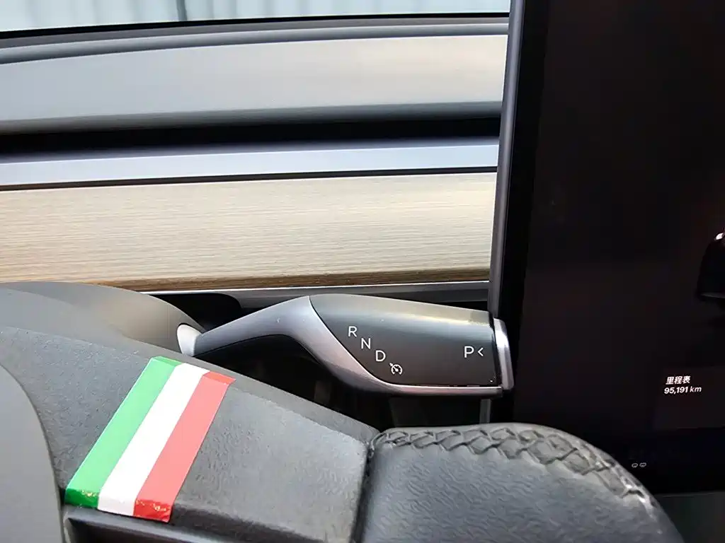 Tesla Model Y — миниатюра 26