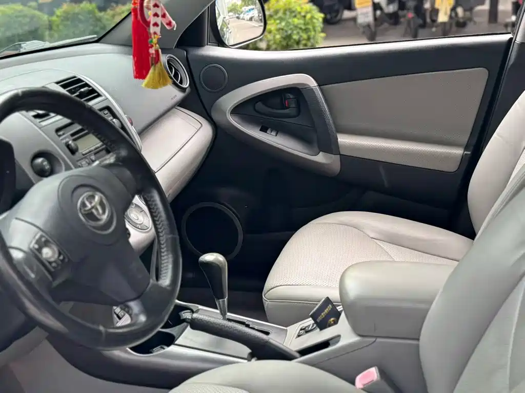 Toyota RAV4 — миниатюра 9