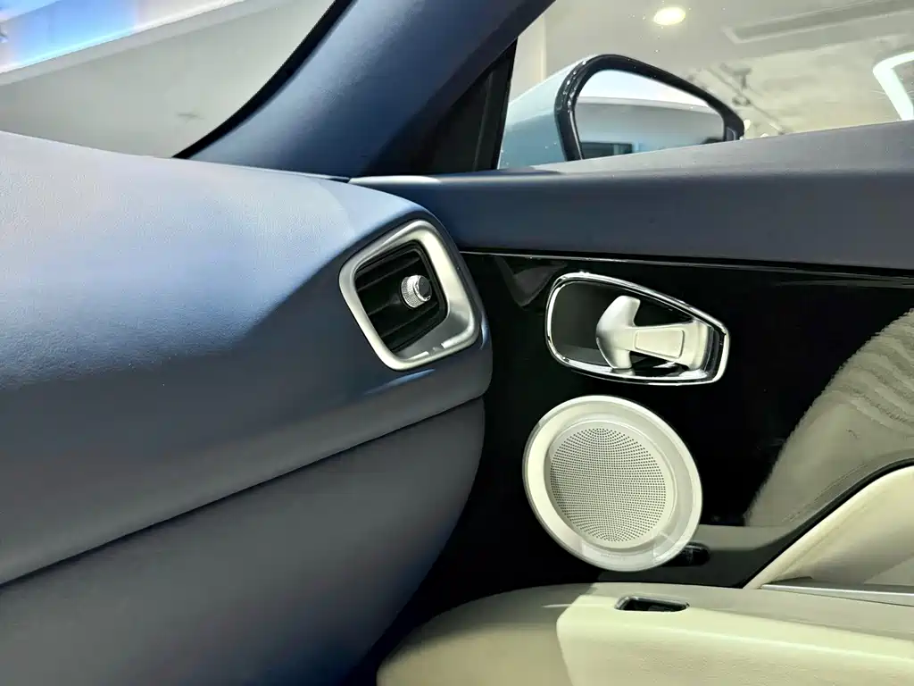 Aston Martin DB11 — миниатюра 14