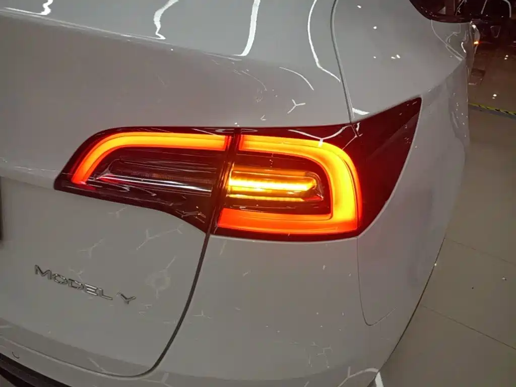 Tesla Model Y — миниатюра 8