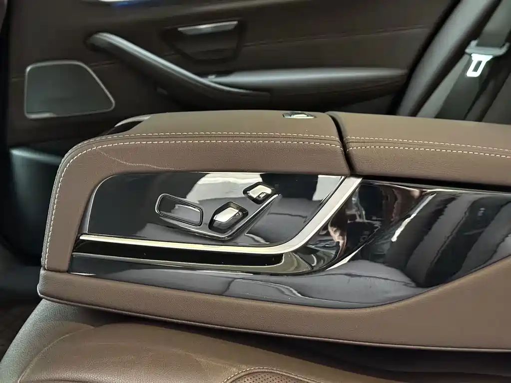 BMW 5 Series New Energy — миниатюра 8