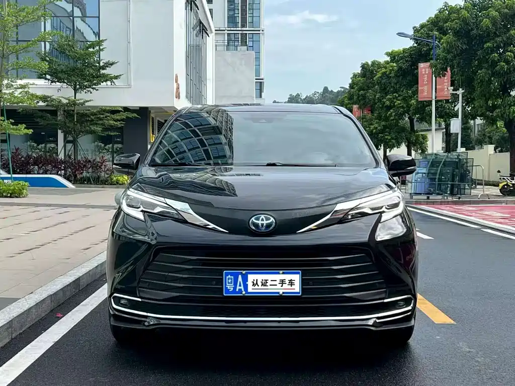 Toyota Sienna — миниатюра 2