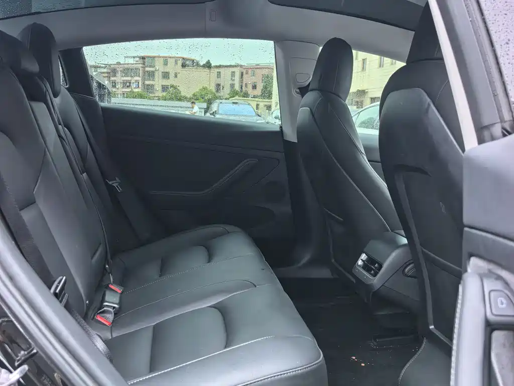 Tesla Model 3 — миниатюра 18