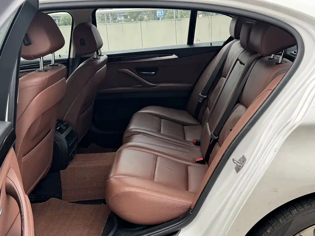 BMW 5 Series — миниатюра 11