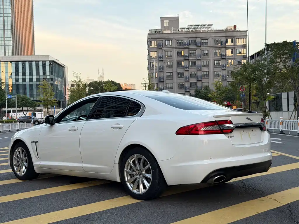 Jaguar XF — миниатюра 5