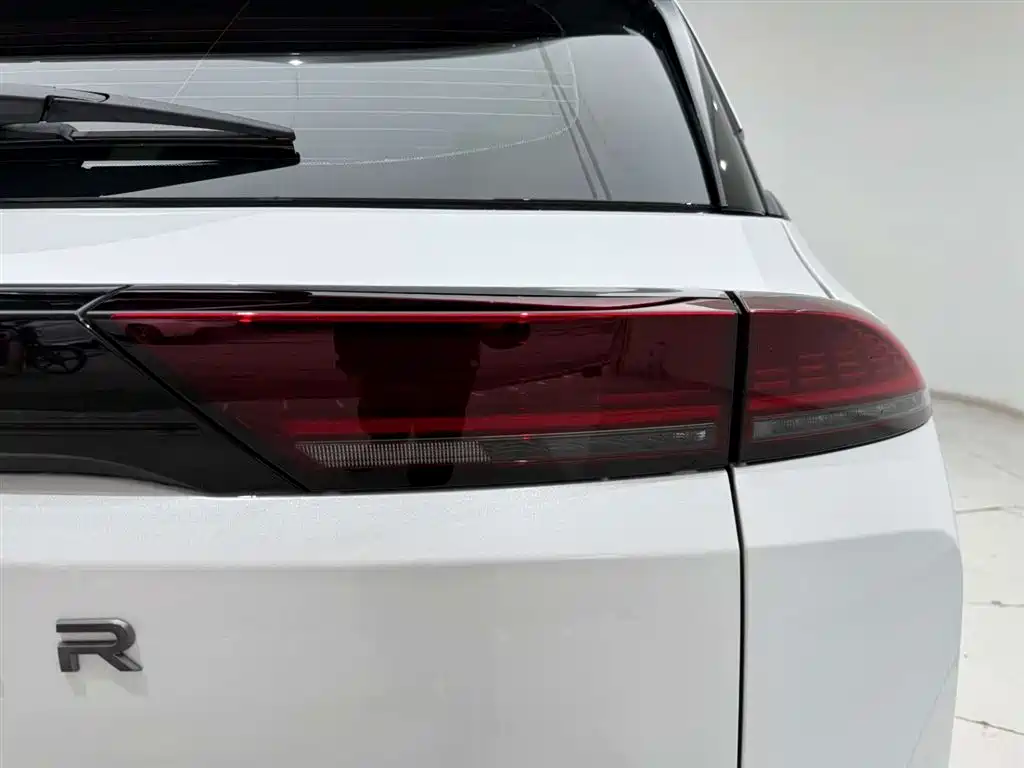 NISSAN EXPLORING THE LAND