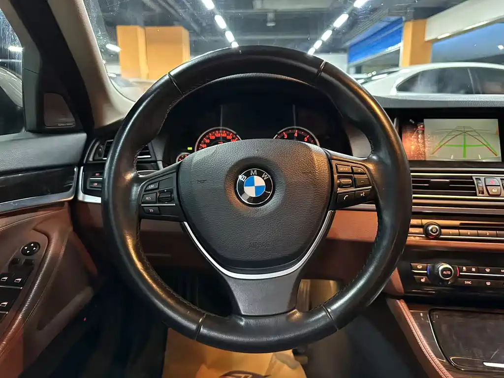 BMW 5 Series — миниатюра 10