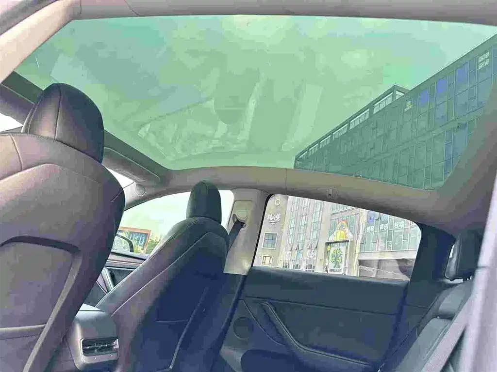 Tesla Model Y — миниатюра 9