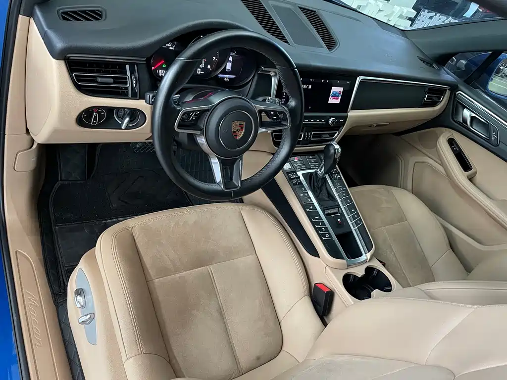PORSCHE MACAN