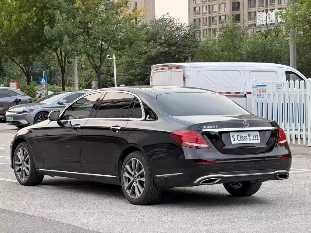 Mercedes-Benz E-Class — миниатюра 7