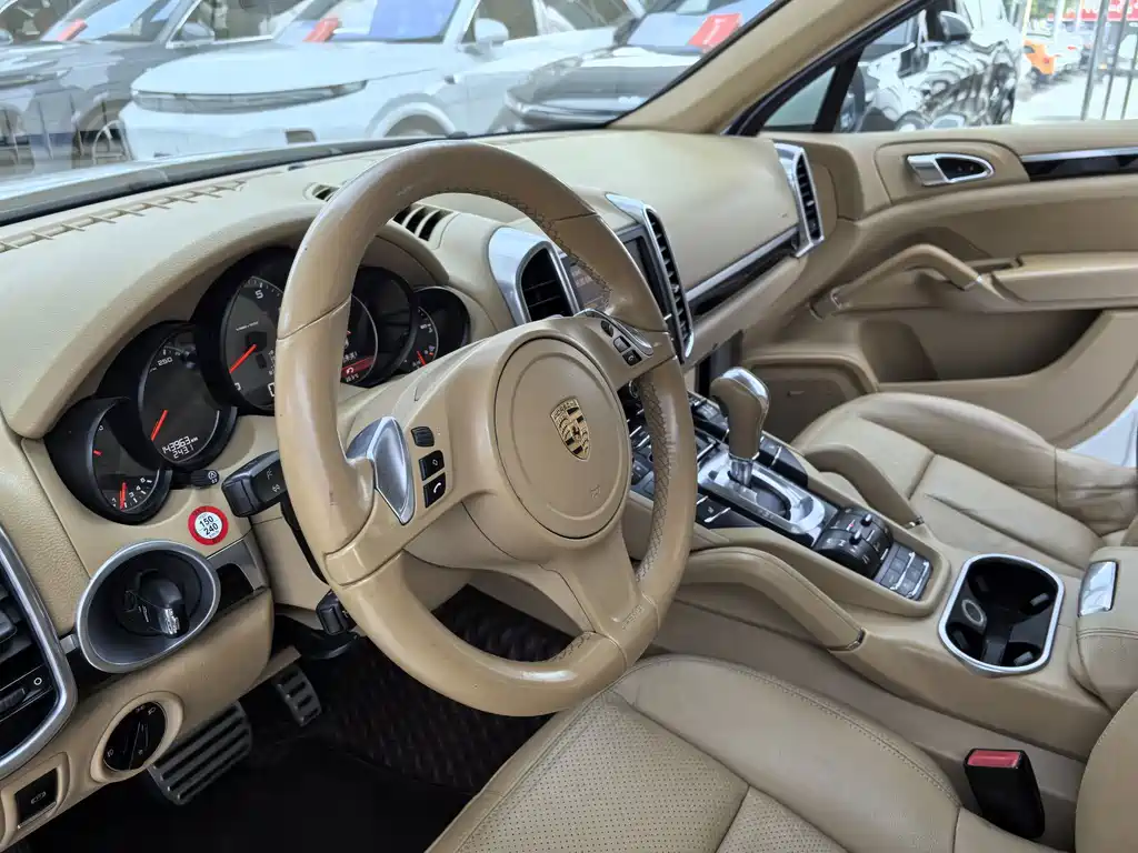 Porsche Cayenne — миниатюра 6