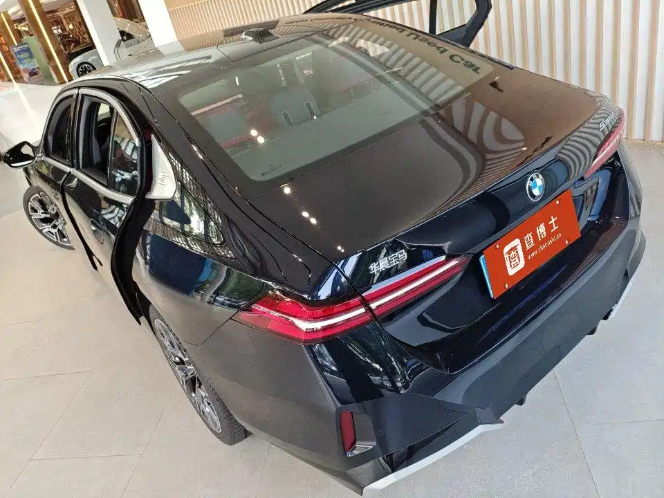 BMW 5 Series — миниатюра 4