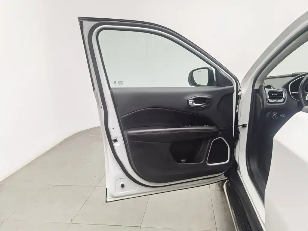 Jeep Compass — миниатюра 8