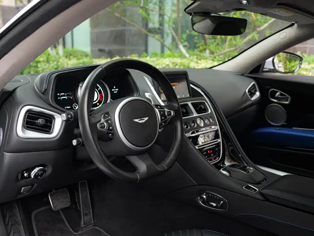Aston Martin DB11 — миниатюра 10