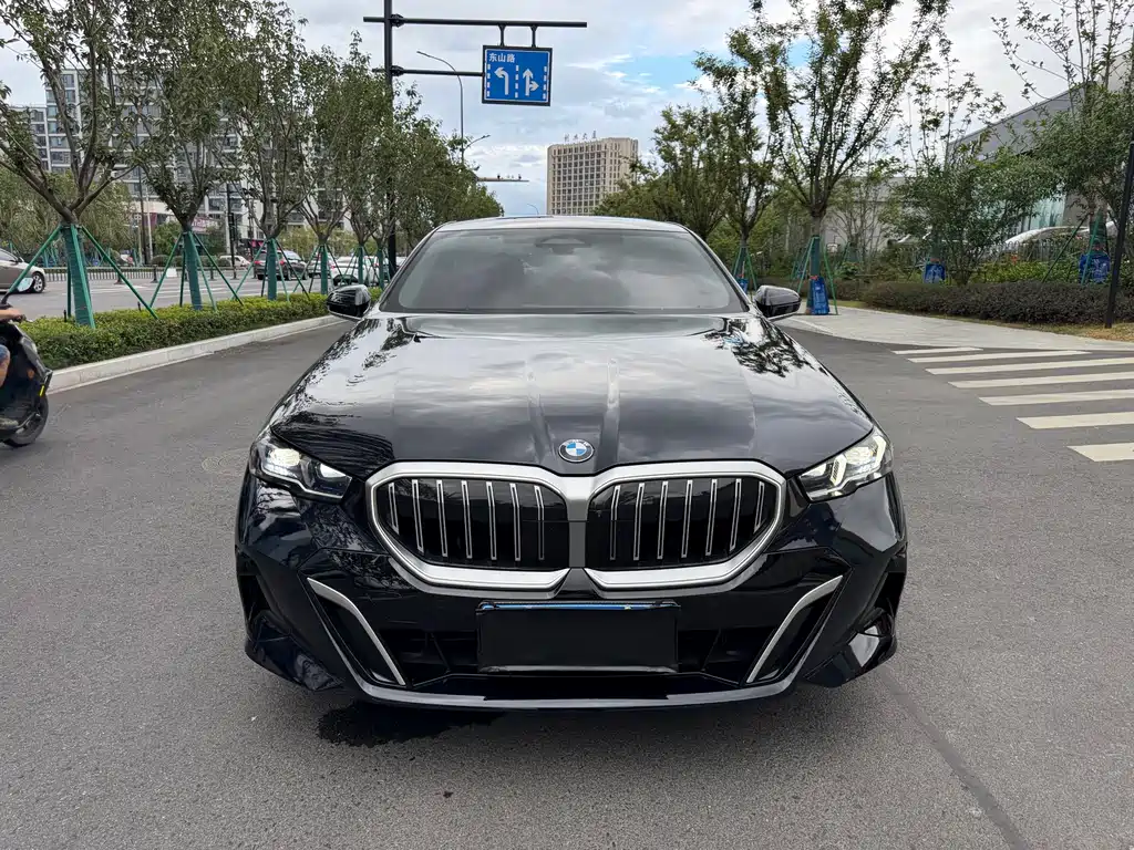 BMW 5 Series — миниатюра 2