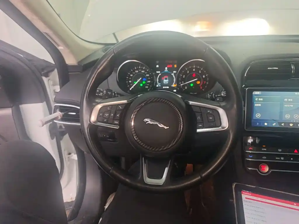 Jaguar F-PACE — миниатюра 11