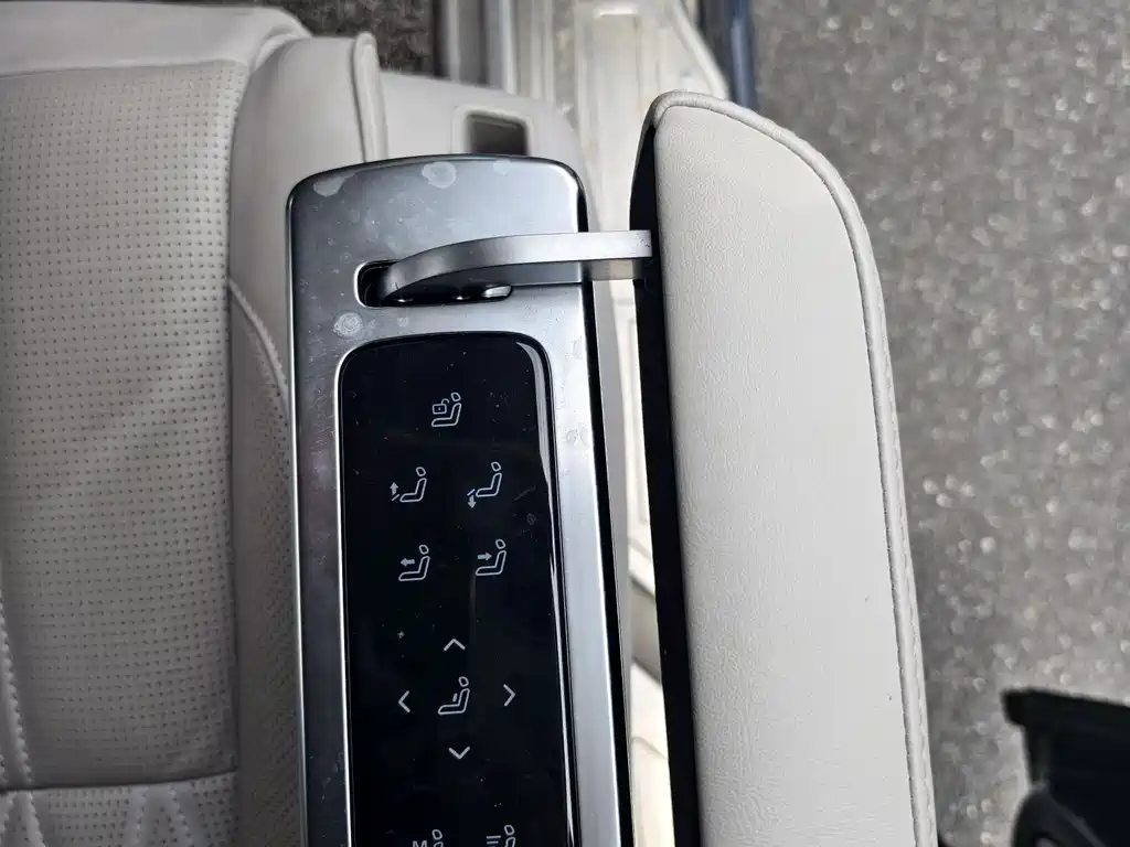 Roewe iMAX8 New Energy — миниатюра 12