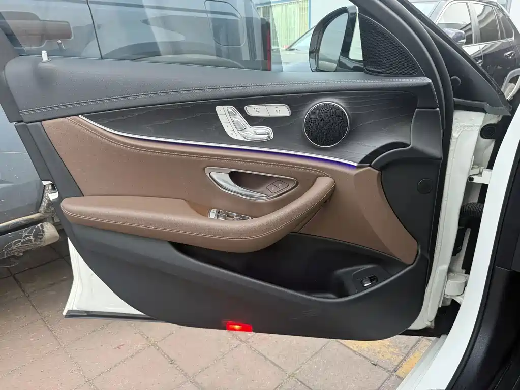 Mercedes-Benz E-Class — миниатюра 7