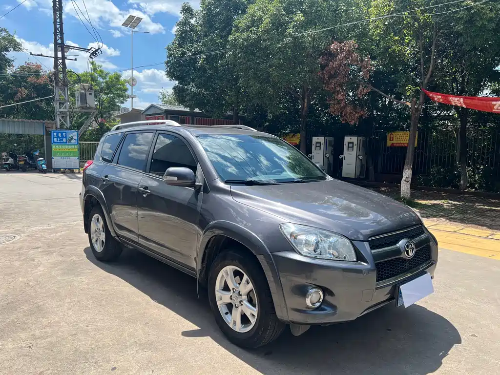 Toyota RAV4 — миниатюра 3