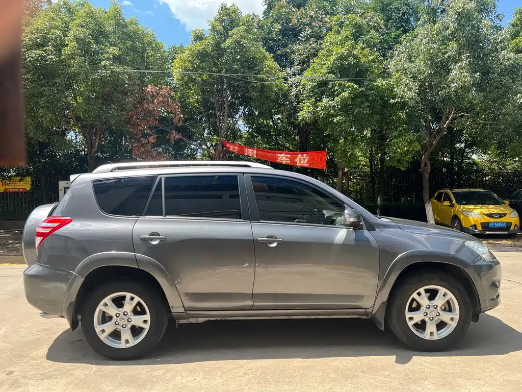 Toyota RAV4 — миниатюра 4