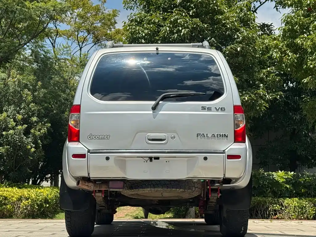 Nissan Paladin — миниатюра 19