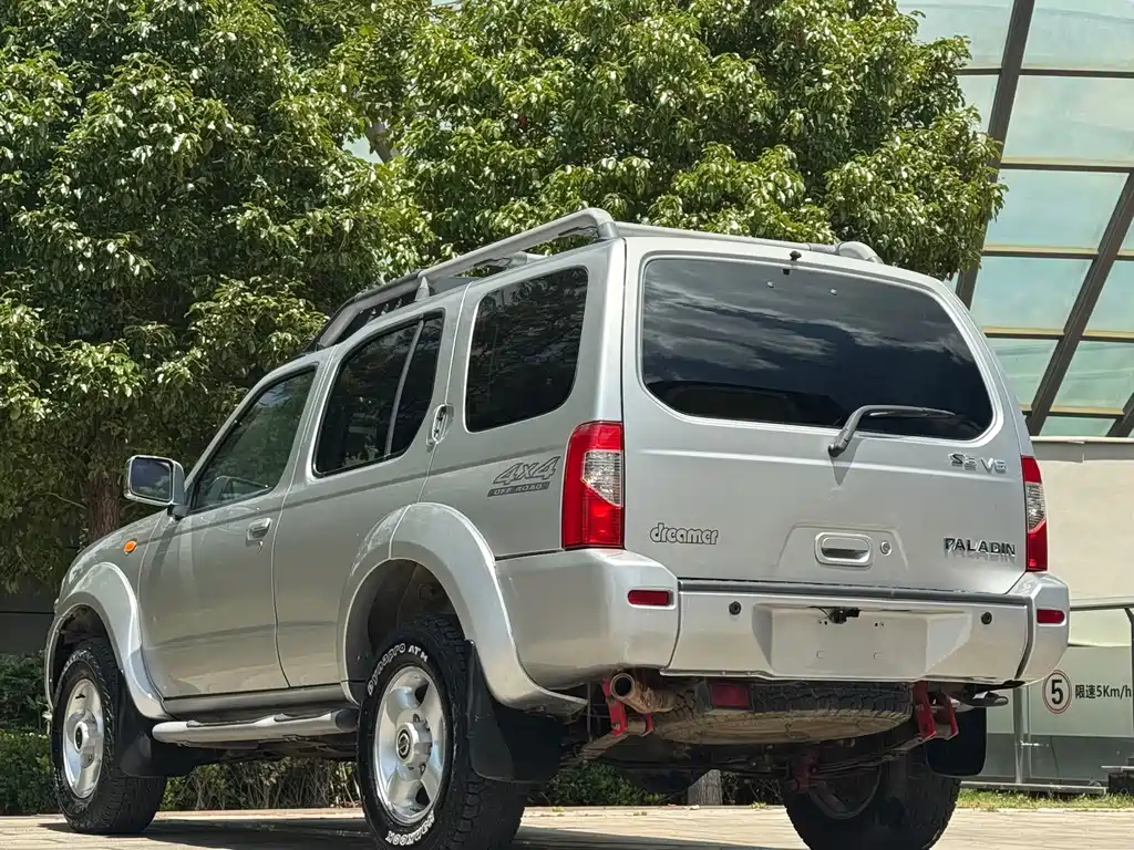 Nissan Paladin — миниатюра 20