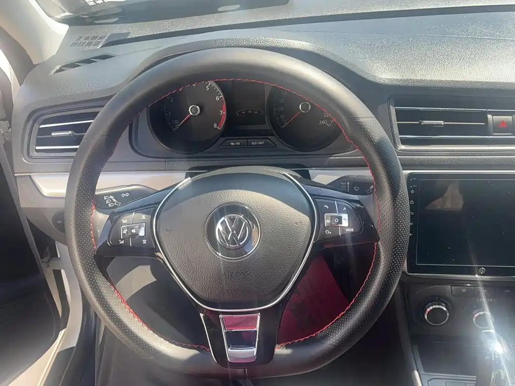 Volkswagen Lavida — миниатюра 5
