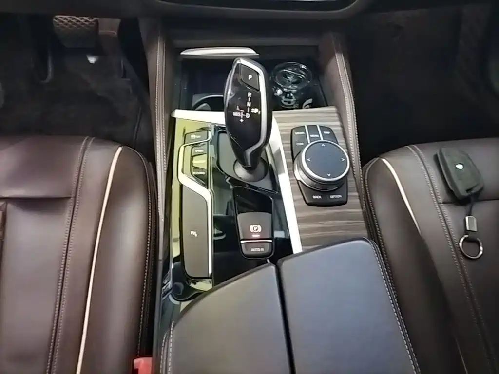 BMW 5 Series — миниатюра 10