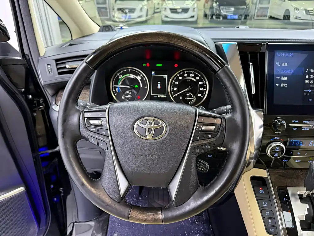 Toyota Alphard — миниатюра 7