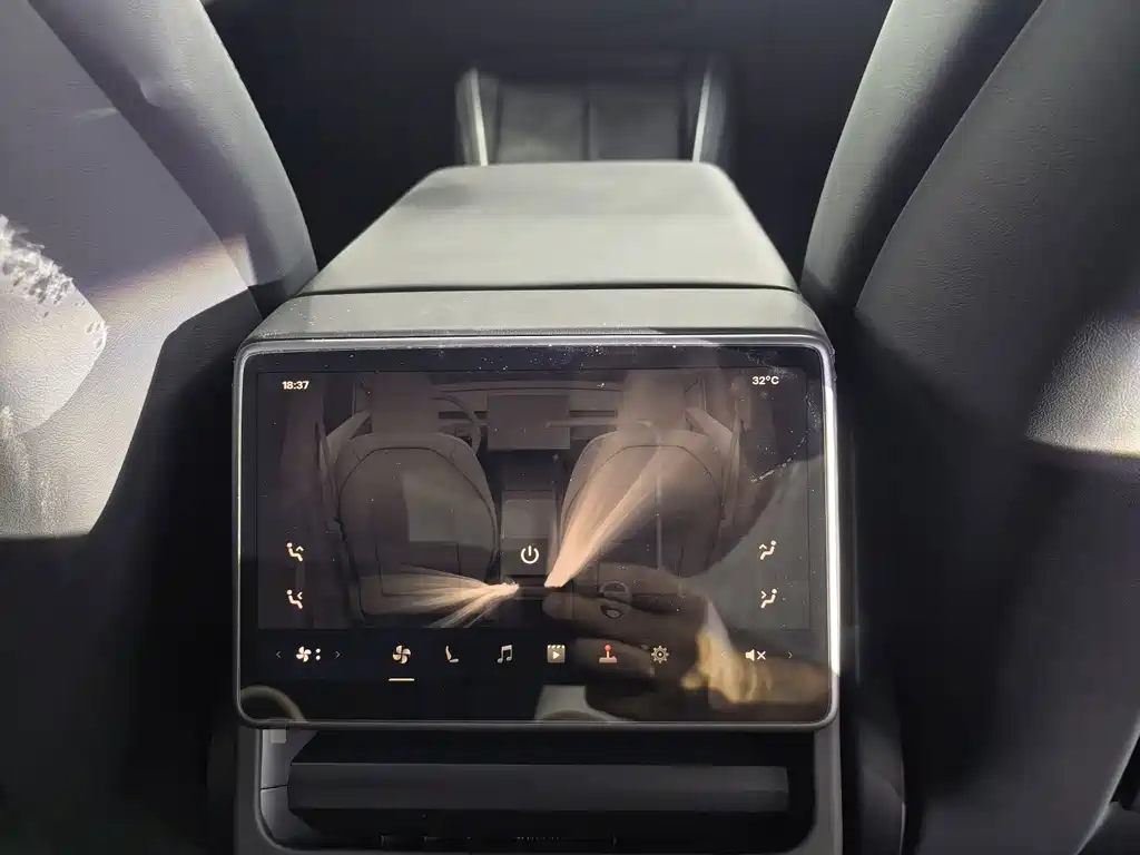 Tesla Model Y — миниатюра 14
