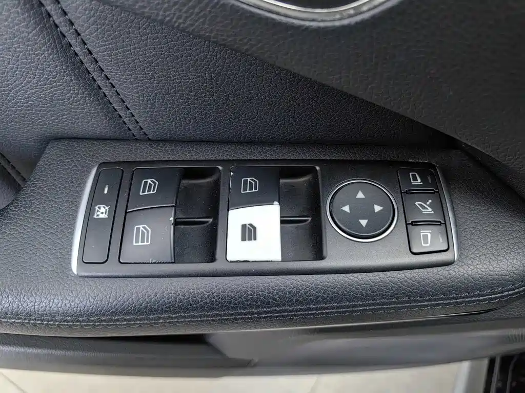 Mercedes-Benz E-Class — миниатюра 9