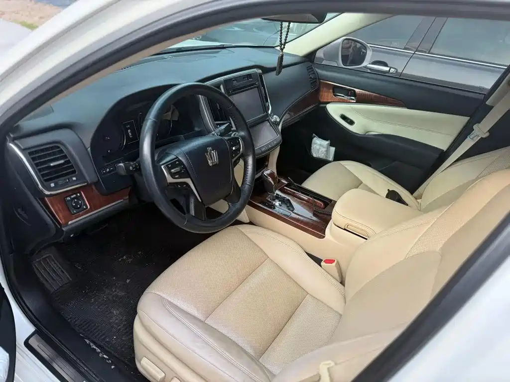 Toyota Crown — миниатюра 3