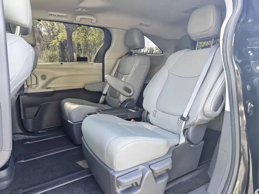 Toyota Granvia — миниатюра 6