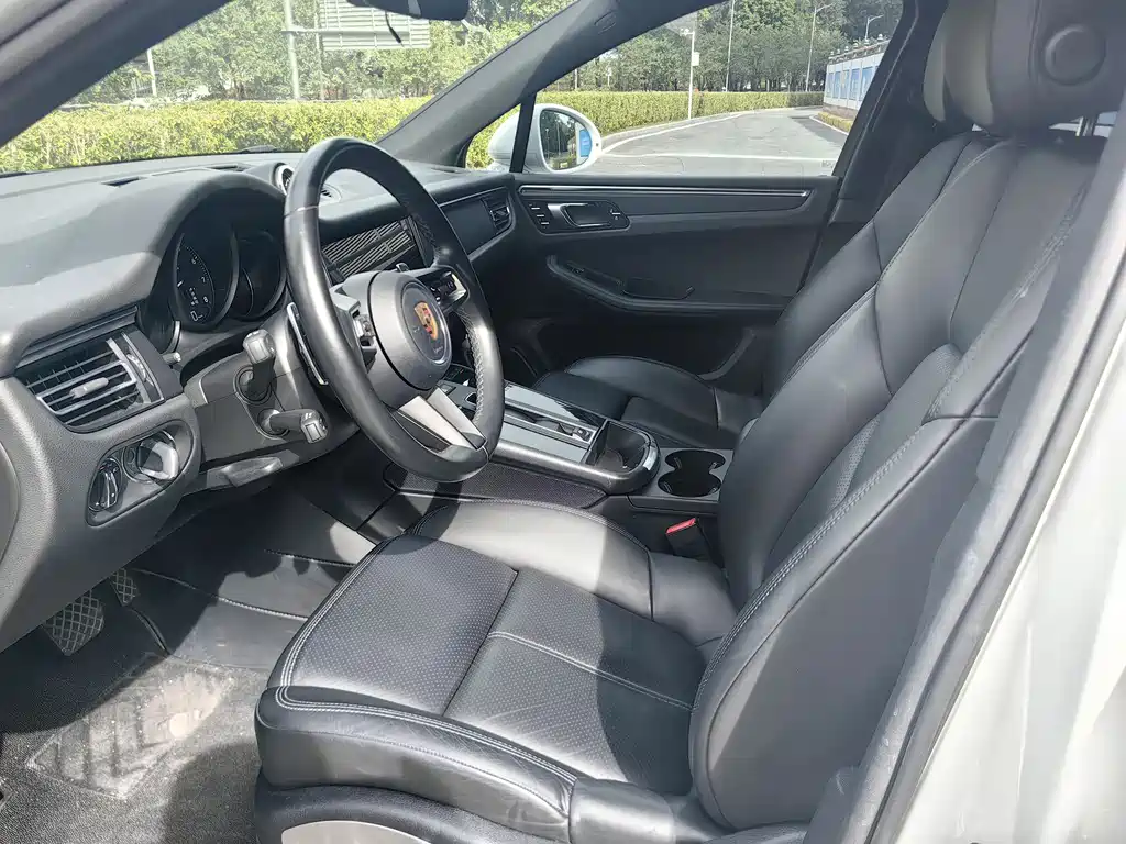 PORSCHE MACAN