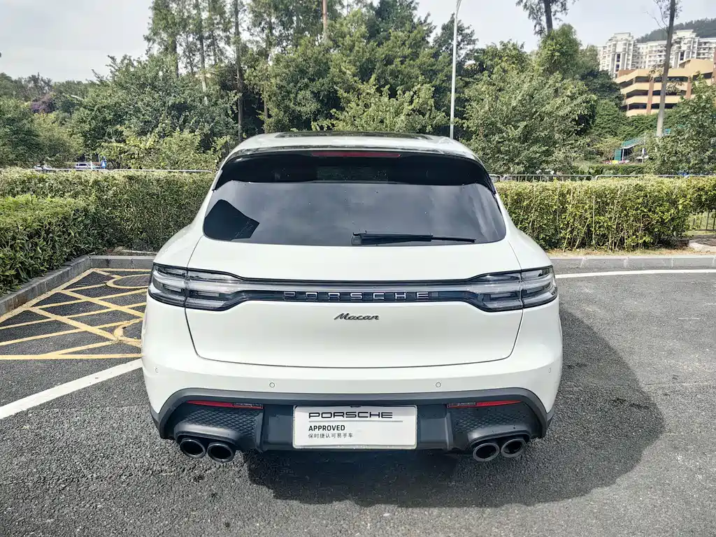 PORSCHE MACAN