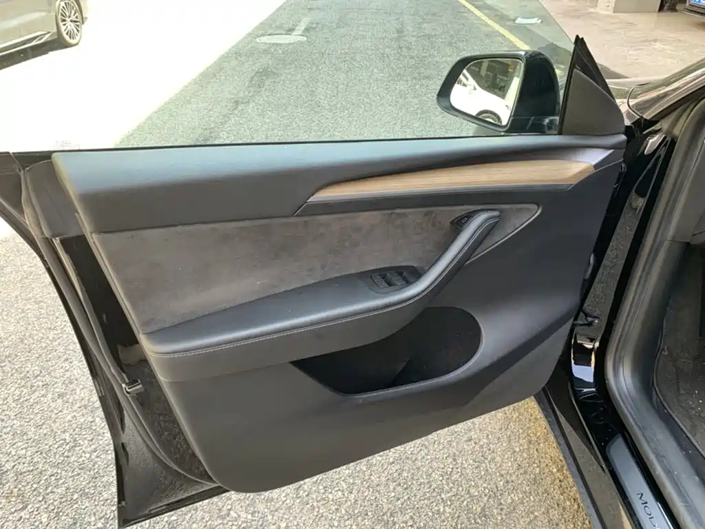 Tesla Model Y — миниатюра 21