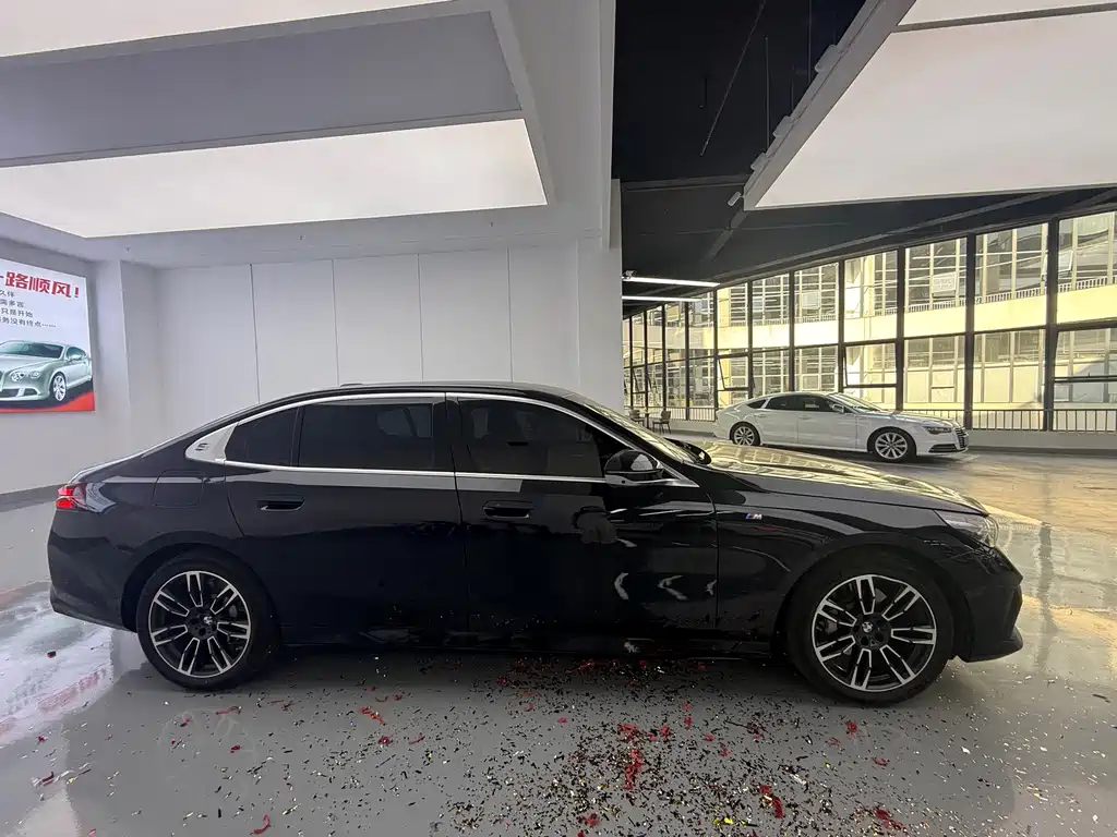 BMW 5 Series — миниатюра 15