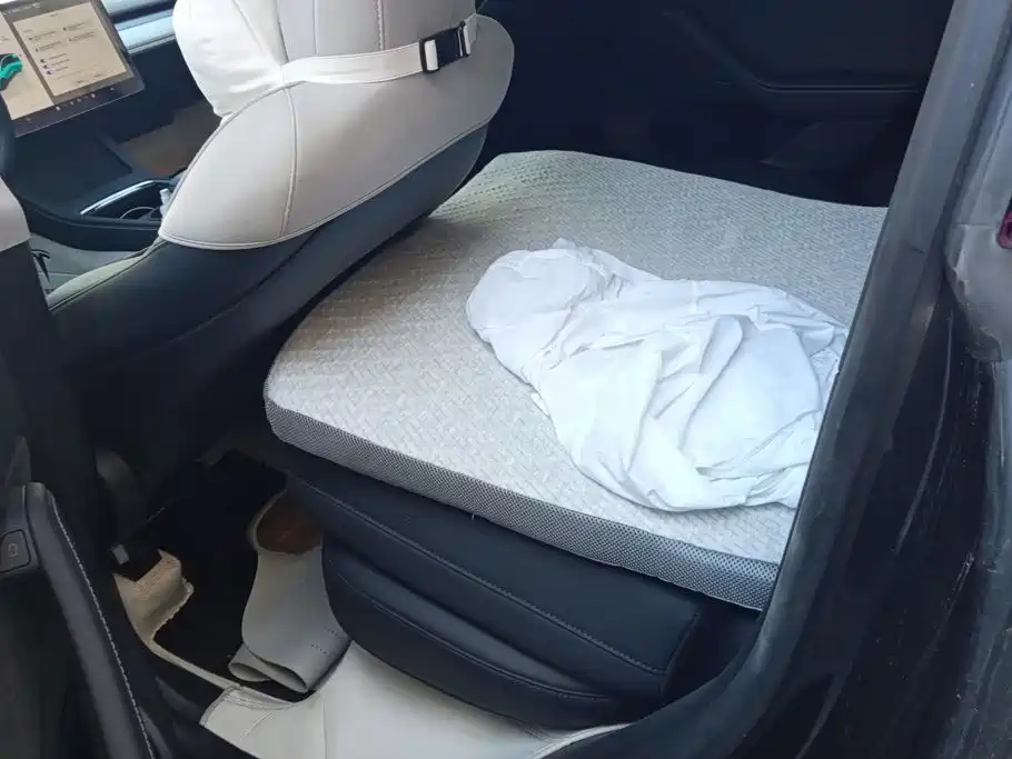 Tesla Model Y — миниатюра 11