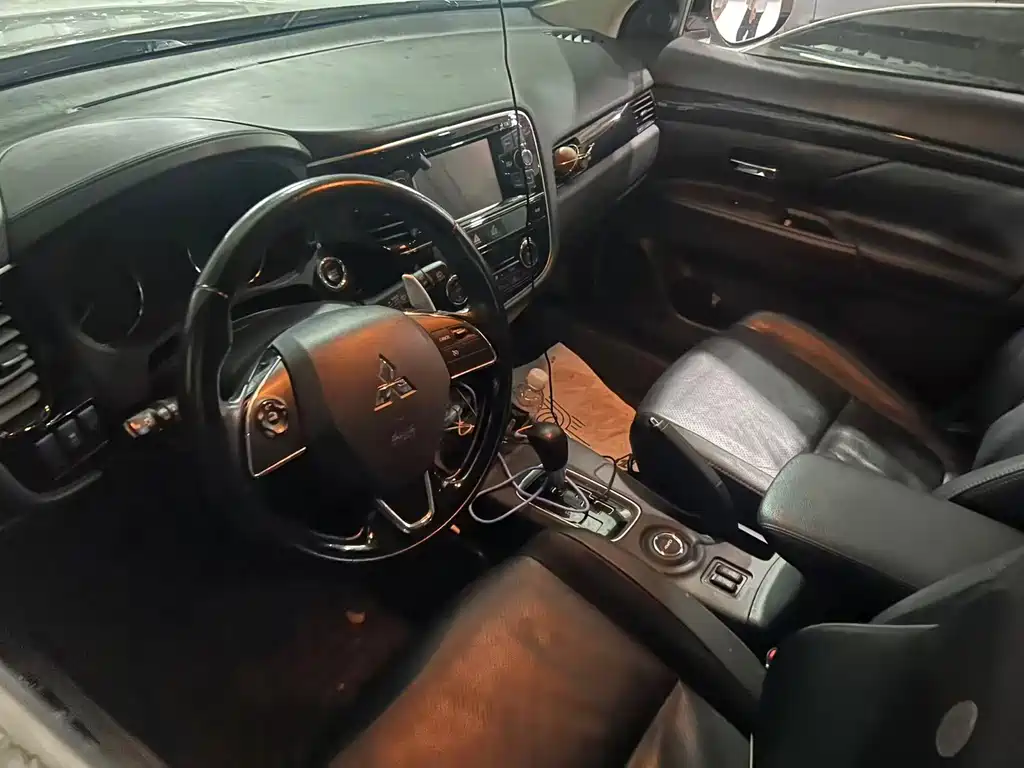 Mitsubishi Outlander (Import) — миниатюра 6
