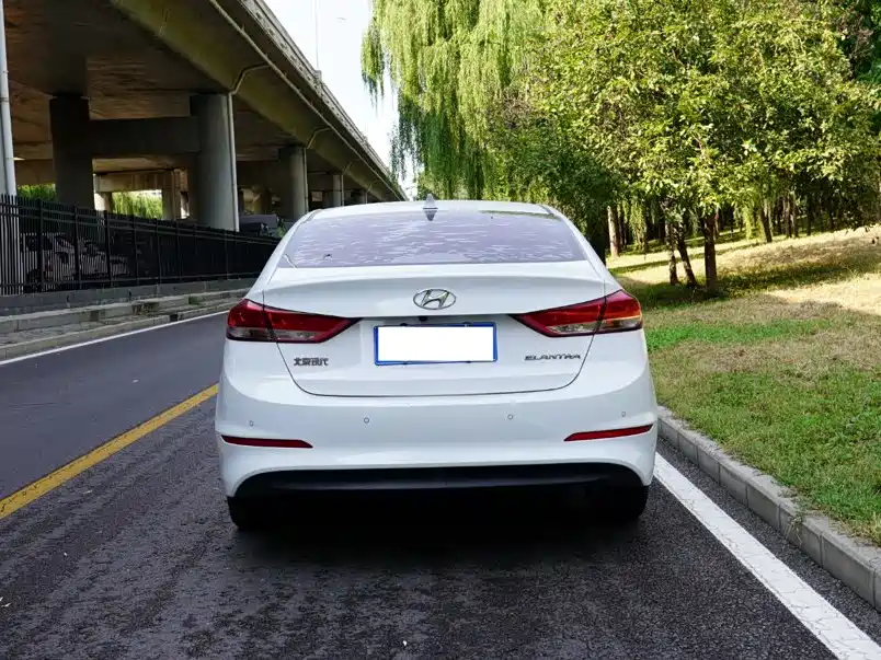 Hyundai Elantra — миниатюра 14