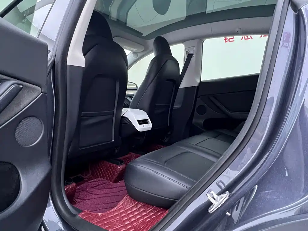Tesla Model Y — миниатюра 13