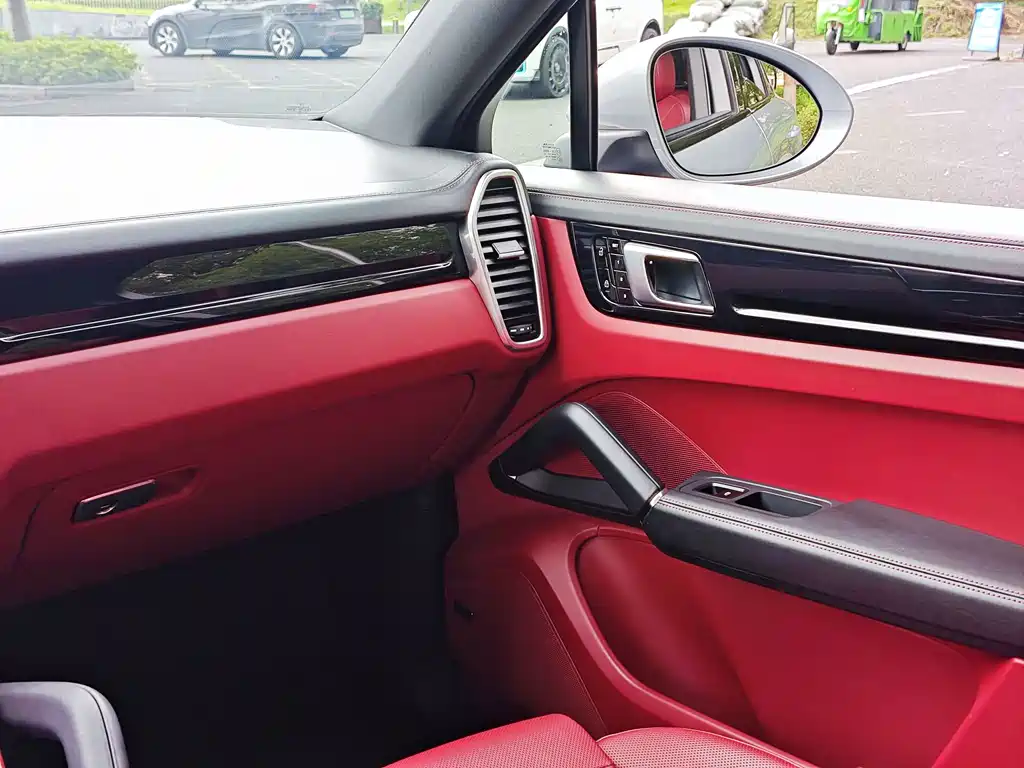 Porsche Cayenne — миниатюра 13