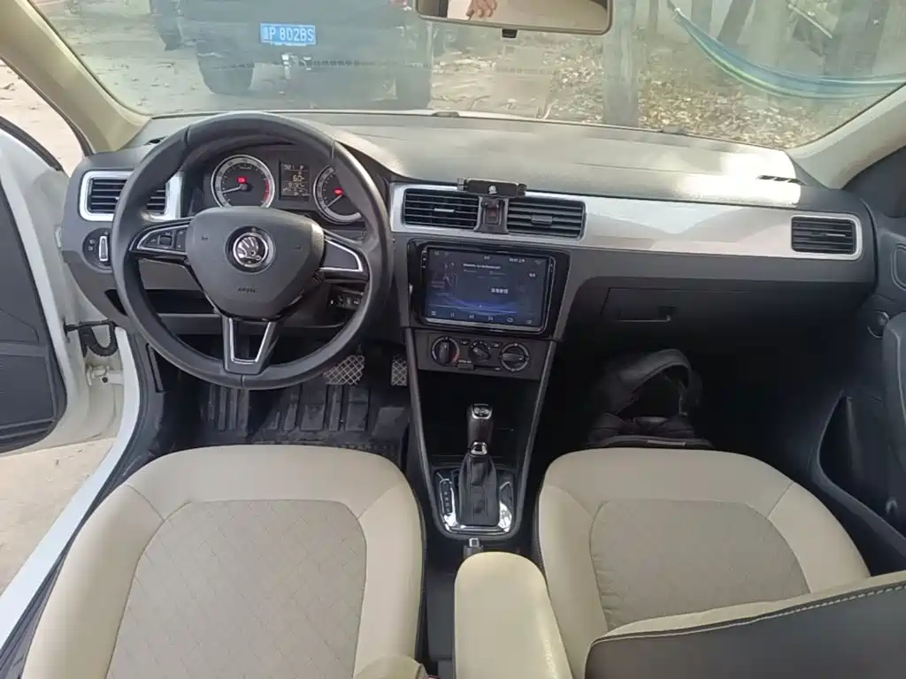 Skoda Rapid — миниатюра 10