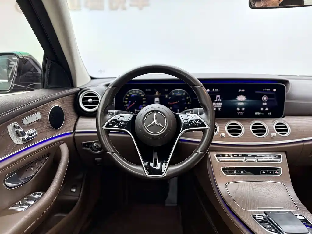 Mercedes-Benz E-Class — миниатюра 11