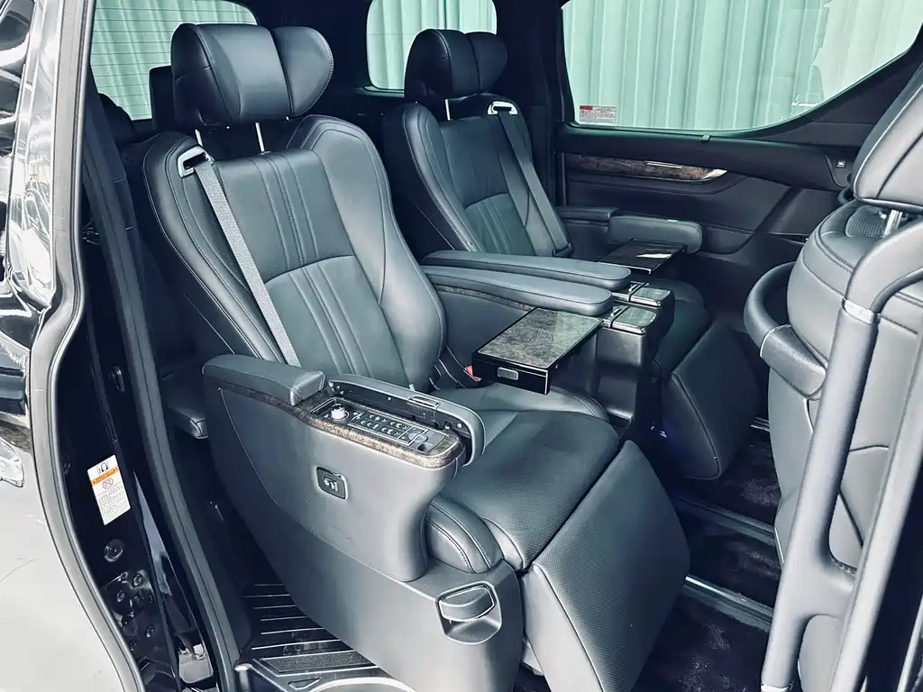 Toyota Alphard — миниатюра 18
