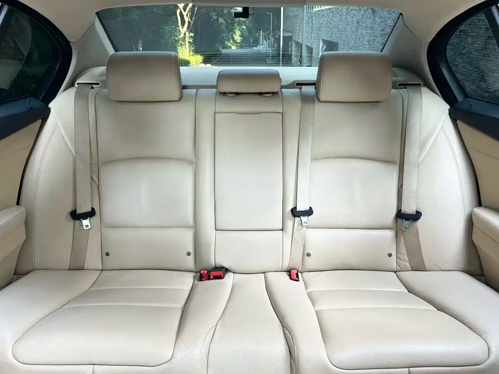 BMW 5 Series — миниатюра 6