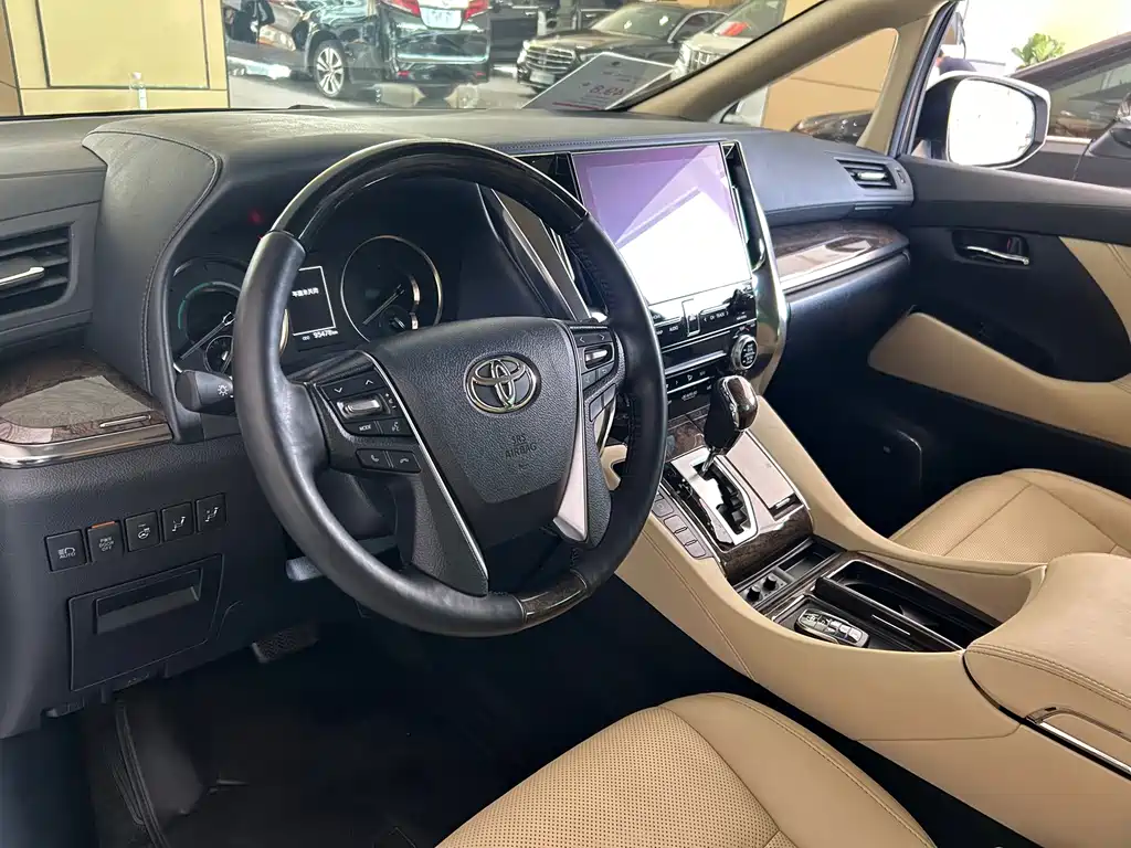 Toyota Alphard — миниатюра 2