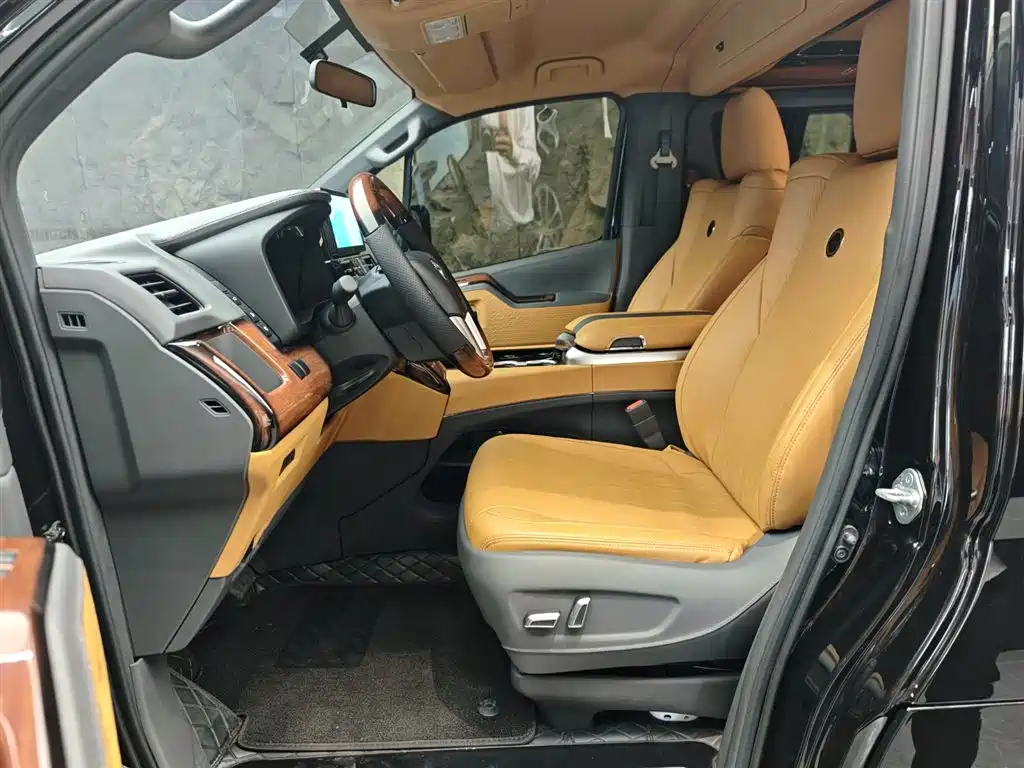 Toyota HiAce 2025 3.5L AT