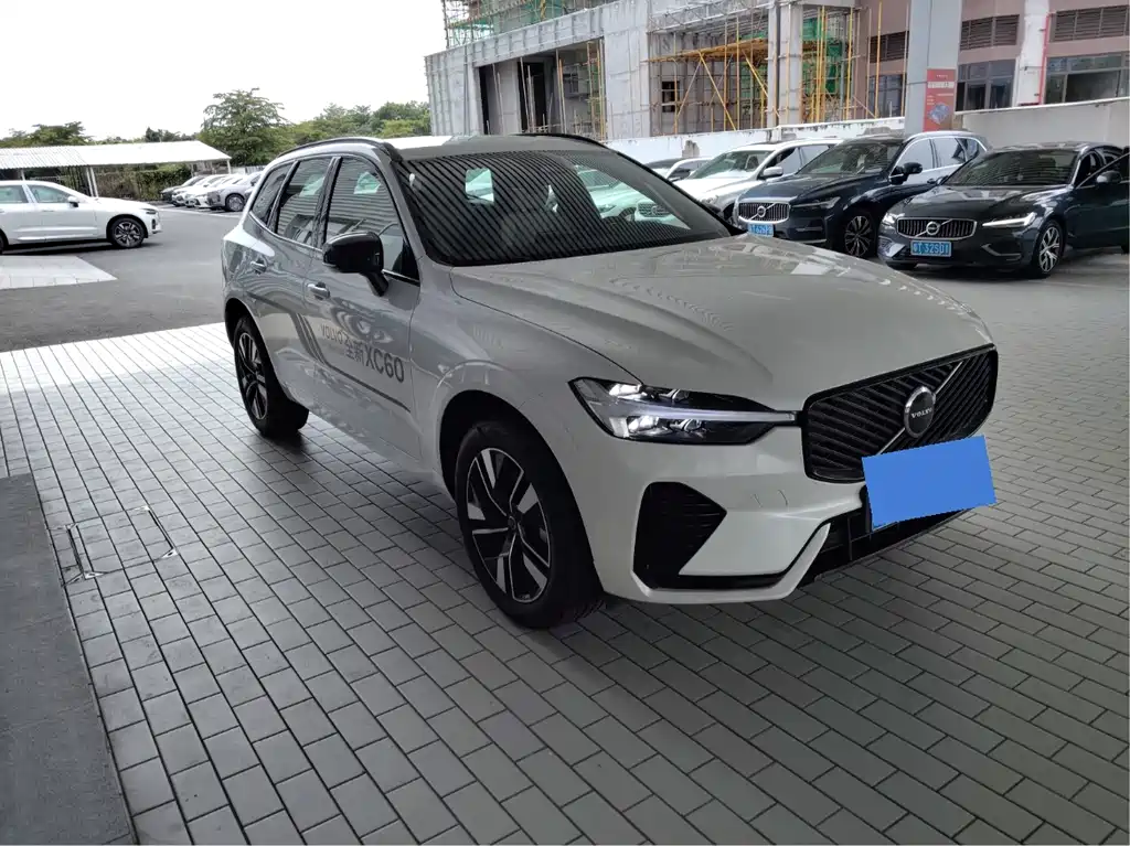 Volvo XC60 2026 B5 Luxury